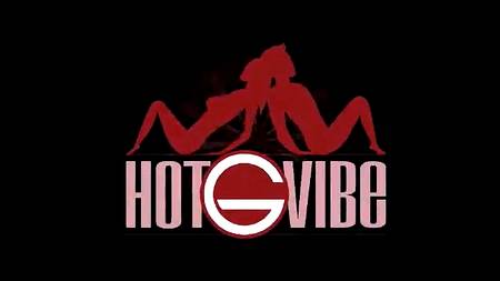 Девочка забавляется с разными игрушками