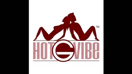 Девочка забавляется с разными игрушками