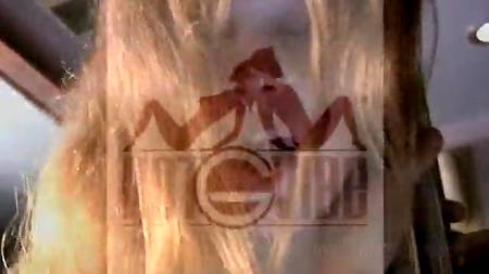 Девочка забавляется с разными игрушками