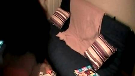 Телка болтает по телефону и дает