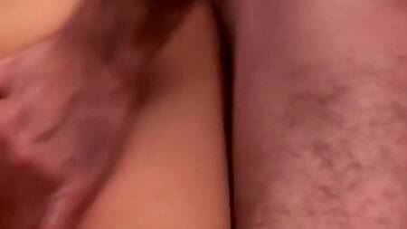 Зрелый мужик приводит к себе красотку и трахает её