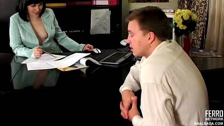 Подчиненный трахнул свою начальницу в задницу