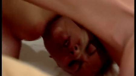 Член молодого парня порадовал двух горячих студенток сексом