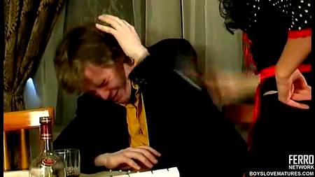 Пьяный клиент трахает официантку