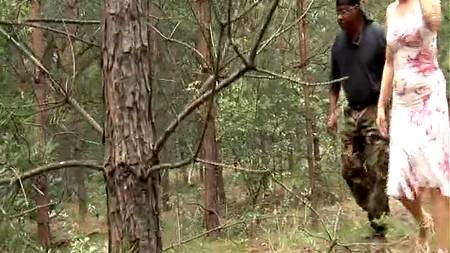 Зрелая дама в лесу трахается с негром