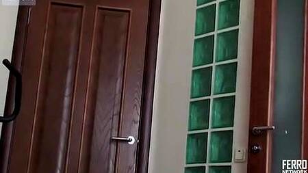 Отец подсмотрел за дочкой в туалете и страстно её трахнул