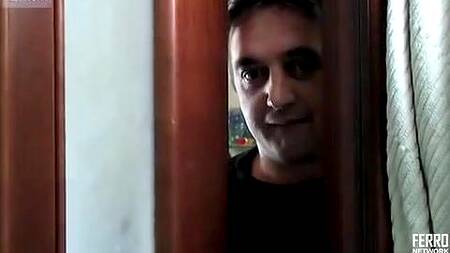 Отец подсмотрел за дочкой в туалете и страстно её трахнул