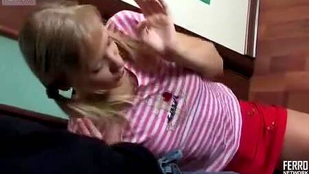 Отец подсмотрел за дочкой в туалете и страстно её трахнул