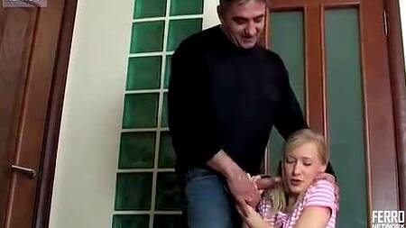 Отец подсмотрел за дочкой в туалете и страстно её трахнул