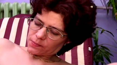 Молодой прет зрелую очкастую тетку