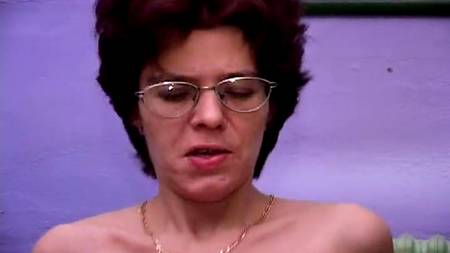 Молодой прет зрелую очкастую тетку