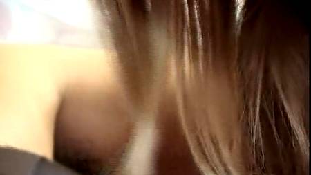 Негр присунул белой малышке в киску и попку