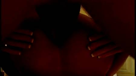 Засандалил брюнетке в анус