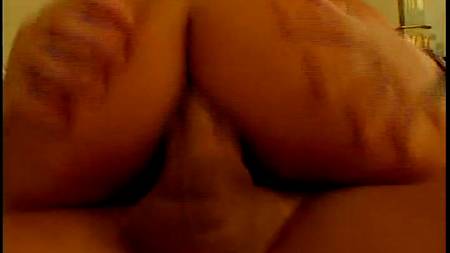 Засандалил брюнетке в анус