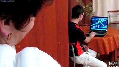 Толстая мамка ебется с сыном, который смотрит порно