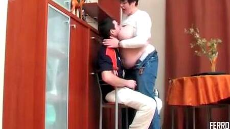 Толстая мамка ебется с сыном, который смотрит порно