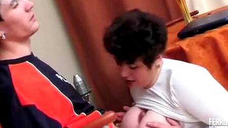 Толстая мамка ебется с сыном, который смотрит порно