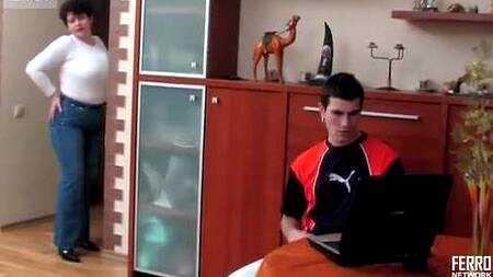 Толстая мамка ебется с сыном, который смотрит порно