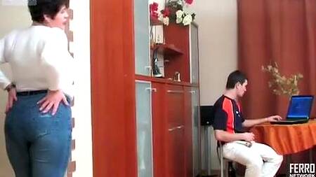 Толстая мамка ебется с сыном, который смотрит порно