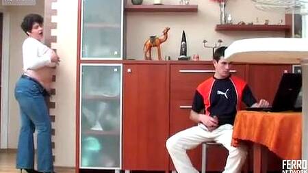 Толстая мамка ебется с сыном, который смотрит порно