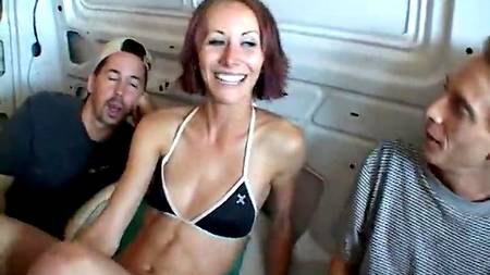 Трое самцов на одну хрупкую девушку