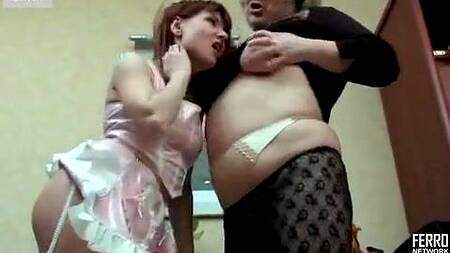 Старая хозяйка застает милую горничную лизать пизду