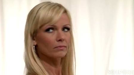 Модельер в паричке дерет юную фею