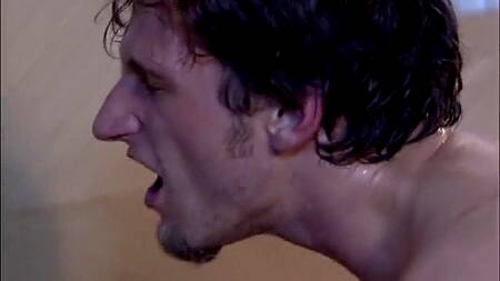 Худая падчерица жарко ебется с отчимом пока мать спит