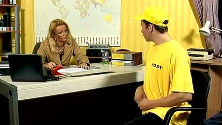 Развел секретаршу шефа на классный анал