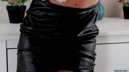 Зрелая куколка в чулках мастурбирует жаждущую любви дырку