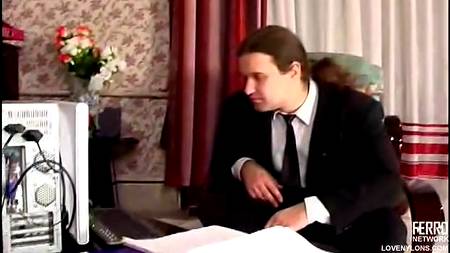 Девушка отдалась лучшему другу своего делового муженька