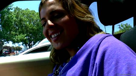 Девушка с большими сиськами соблазнила хахаля отыметь ее в машине