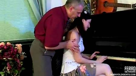 Репетитор оттрахал ученицу на пианино