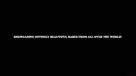 Стриптиз от длинноногой красавицы