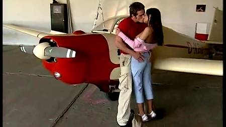 Богатая клиентка выбирала самолет, но закончилось все сексом