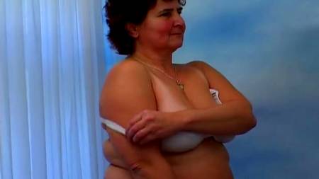 Смотрим на оргазм старой бабки!