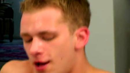 Мужик вставил мужику, а девочки сосут