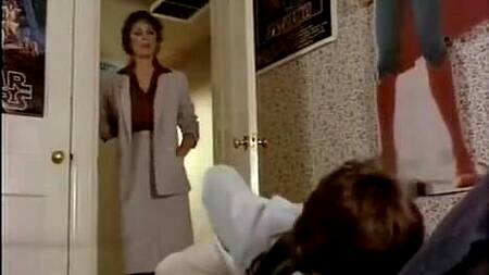 Парень подсматривает за соседями, которые творят разврат