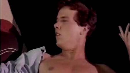 Парень подсматривает за соседями, которые творят разврат