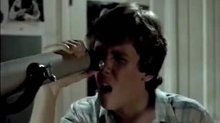 Парень подсматривает за соседями, которые творят разврат