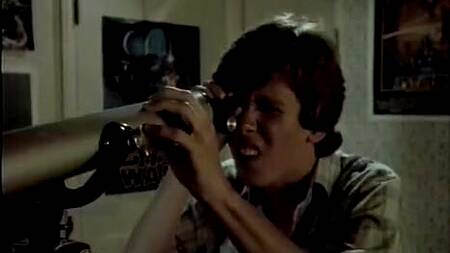 Парень подсматривает за соседями, которые творят разврат