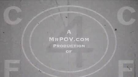 Активно трахает девку с красивой попой и кончает ей на лицо