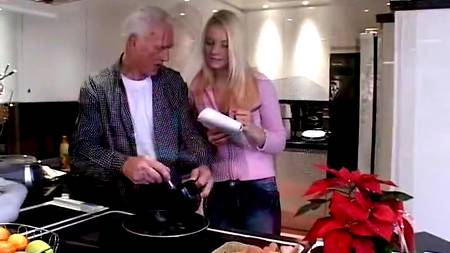 Дедуля вспомнил молодость с юной блондой