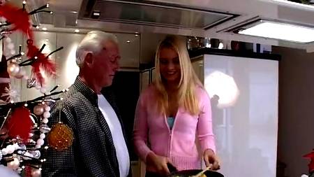 Дедуля вспомнил молодость с юной блондой