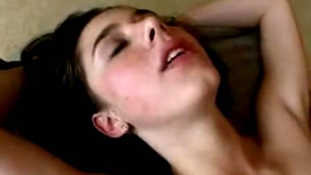 Много мужиков долбят девку и спускают ей в рот