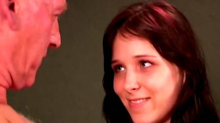 Очаровательная девушка проиграла в карты мужику