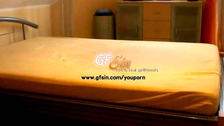 Стоит раком и сладостно подмахивает своей попочкой