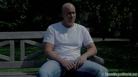 Лысый кобель жарит в очко красивую худенькую брюнетку