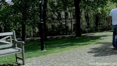 Лысый кобель жарит в очко красивую худенькую брюнетку