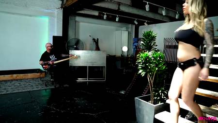 Лысый парень страстно дрючит безотказную в сексе нимфоманку